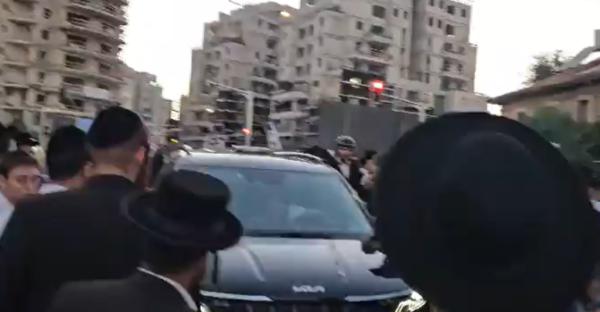 עשרות חרדים תקפו את רכבו של גולדקנופף. צפו