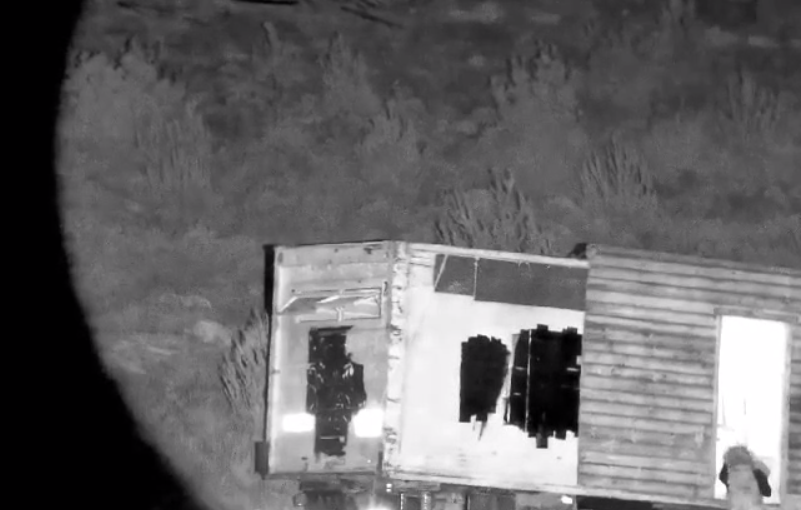 צפו: פלסטיני שפך חומר דליק והצית את הקראוון בחווה