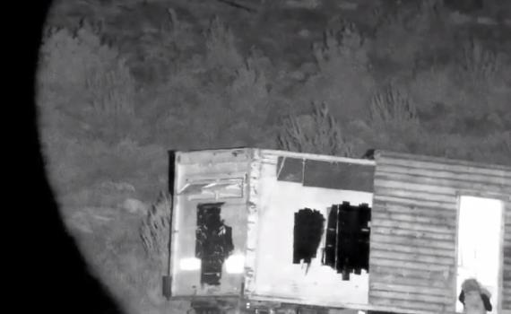 צפו: פלסטיני שפך חומר דליק והצית את הקראוון בחווה