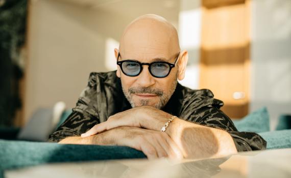 "חכי עם הדמעות": רמי קלינשטיין בסינגל חדש