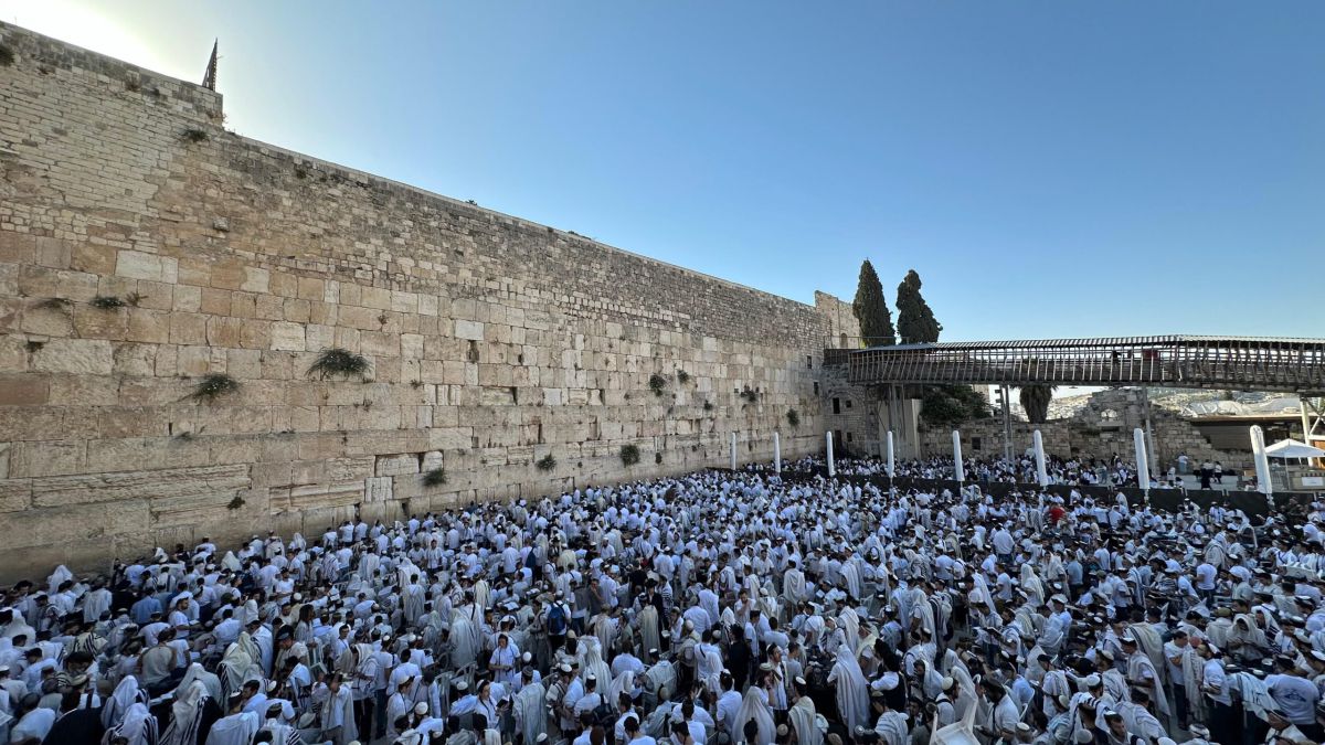 צפו: אלפי תלמידי ישיבות בתפילה בכותל ליום ירושלים