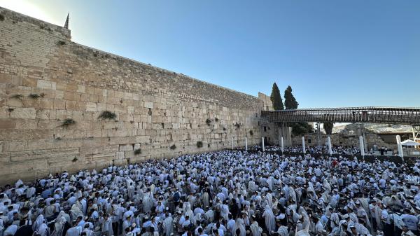 צפו: אלפי תלמידי ישיבות ההסדר בתפילה בכותל