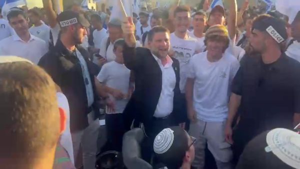 בתופים וריקודים: השרים בריקוד הדגלים בירושלים