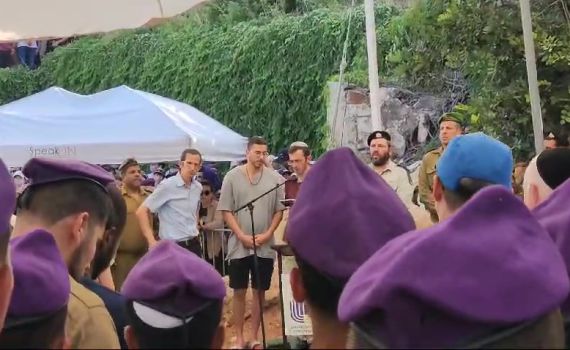 מאות אנשים בהלוויתו של סמל יאיר רויטמן שנפל בעזה