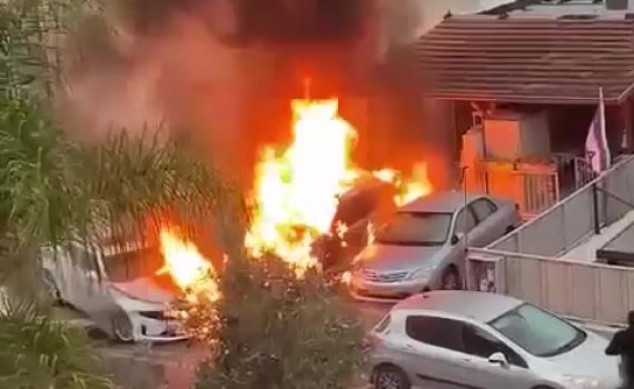 תיעוד דרמטי: הנהג איבד הכרה – וחולץ מהרכב הבוער