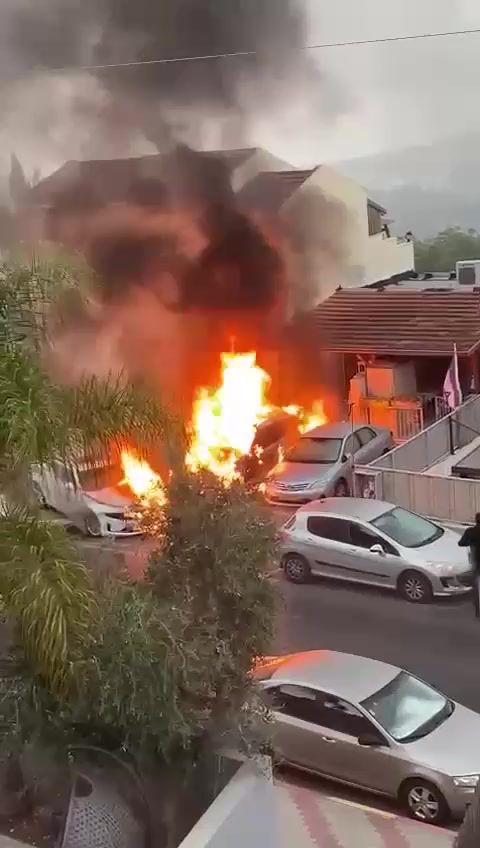 תיעוד דרמטי: הנהג איבד הכרה – וחולץ מהרכב הבוער