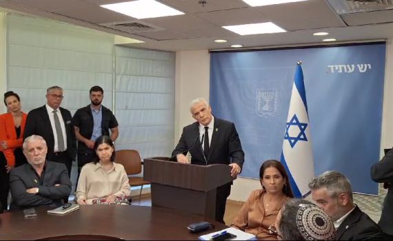 שאלנו את לפיד על ההפרדה המגדרית בתפילת חג הקרבן