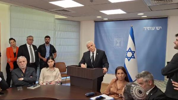 שאלנו את לפיד על ההפרדה המגדרית בתפילת חג הקרבן