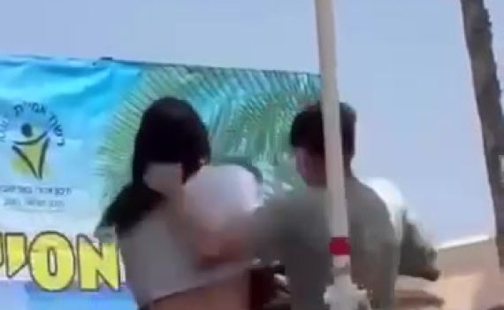 תיעוד מזעזע: תלמיד משך את אגם בוחבוט בשערה והפיל אותה