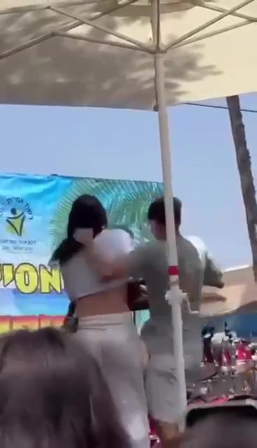 תיעוד מזעזע: תלמיד משך את אגם בוחבוט בשערה והפיל אותה