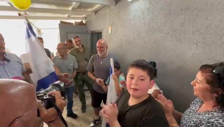 תיעוד מרגש: החטוף שלומי זיו חזר הביתה