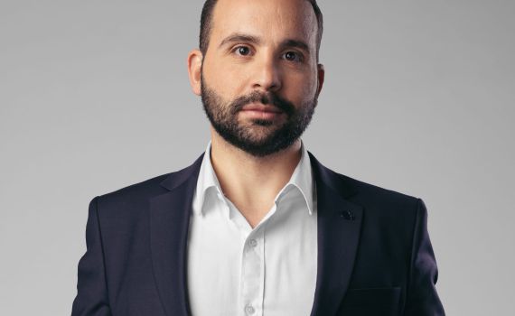 עיתונאי כאן 11 בפוסט זועם: "‏אל תבקשו שנצביע לכם"