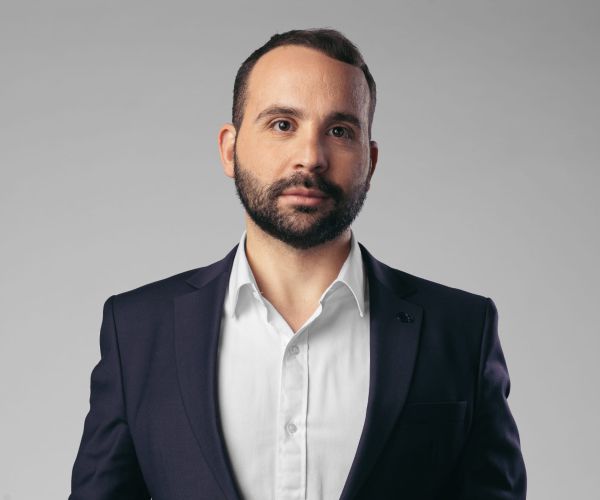 עיתונאי כאן 11 בפוסט זועם: "‏אל תבקשו שנצביע לכם"