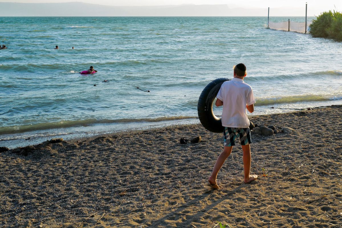 הקיץ כבר כאן: אלו החופים הנפרדים ושעות הפתיחה