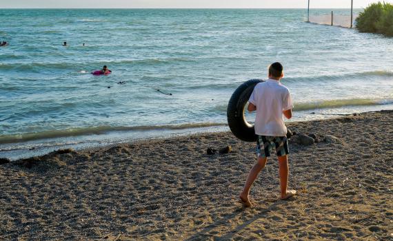 הקיץ כבר כאן: אלו החופים הנפרדים ושעות הפתיחה