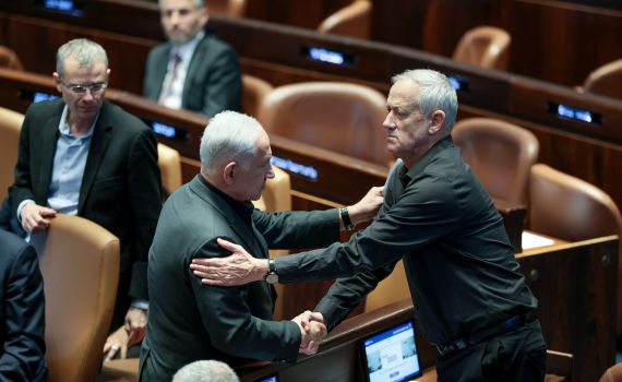 דיווח: בקואליציה שוקלים להציע לגנץ להצטרף לממשלה