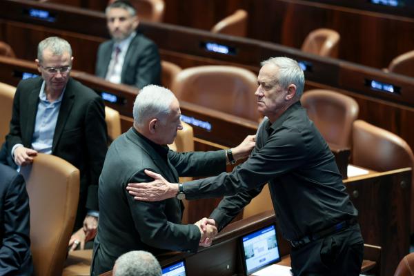 דיווח: בקואליציה שוקלים להציע לגנץ להצטרף לממשלה