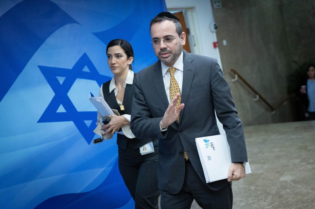 החלה ישיבת הממשלה: השרים השאירו פתקים עם הצבעותיהם