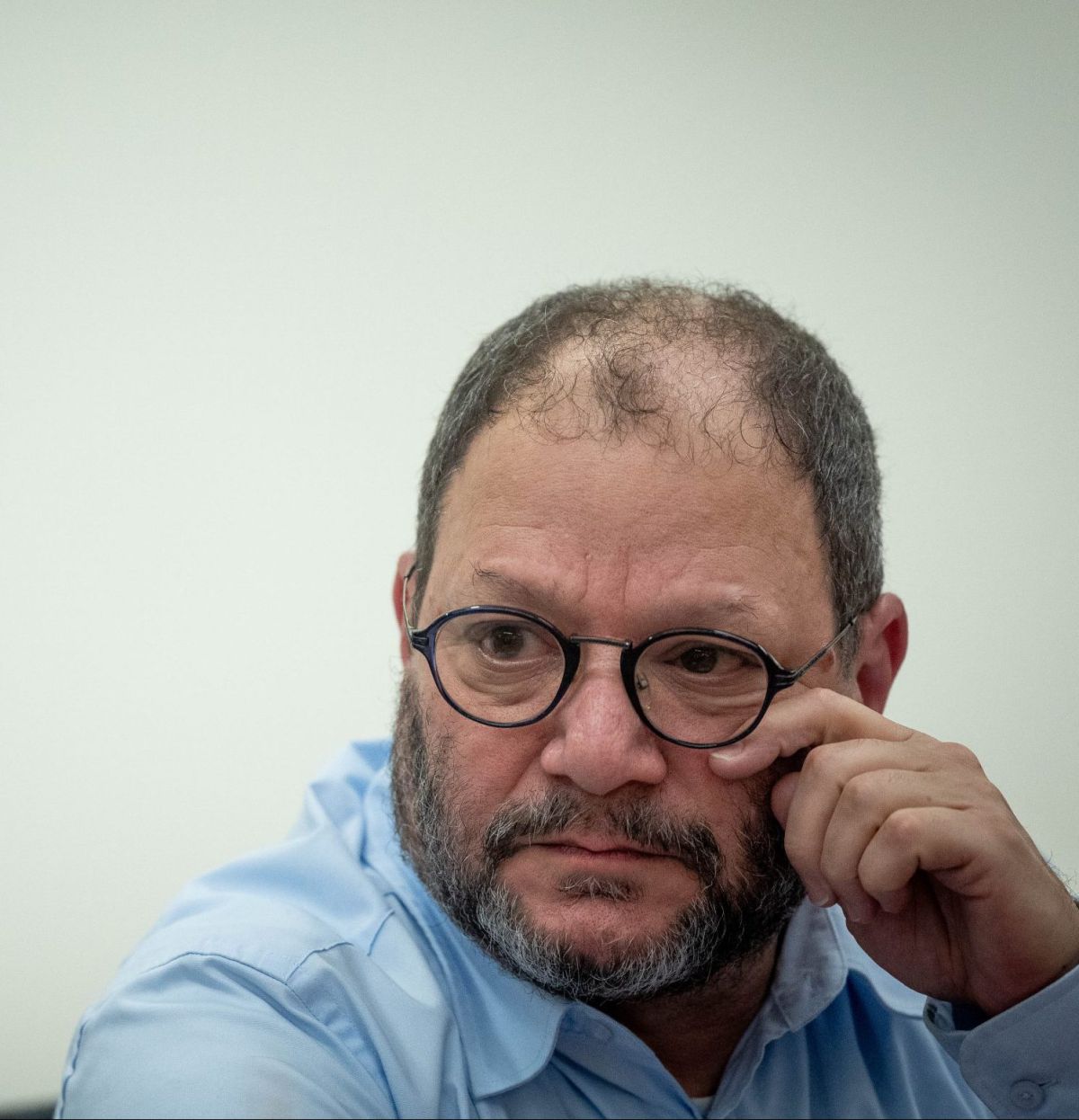 המעשה ועונשו: עופר כסיף הורחק מדיונים לשבועיים ושכרו יישלל