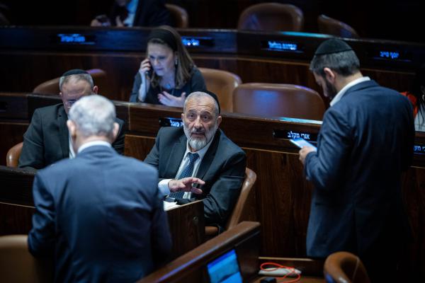 למרות שלא יעבור: הסיבה שדרעי העלה את חוק הרבנים