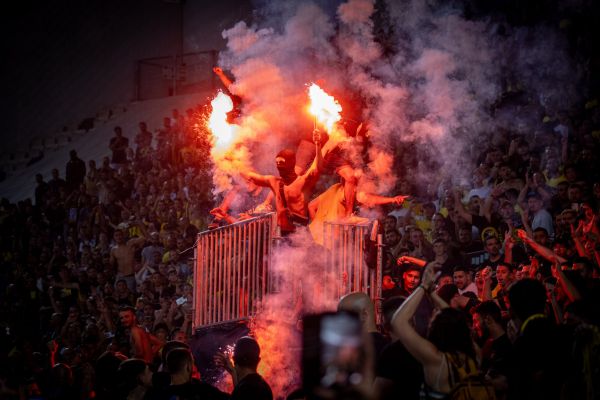 אחרי דקה: אוהדי הפועל תל אביב פוצצו את הדרבי