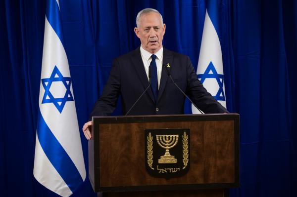 גנץ מאשים את לשכת נתניהו: "סיפסור בסודות מדינה"