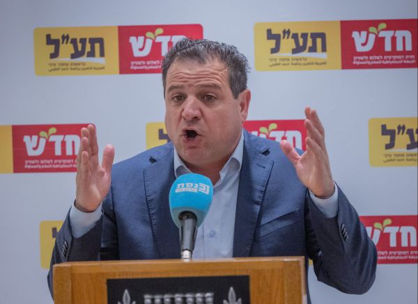 סקנדל בקואליציה: מגעים סודיים בין איימן עודה והציונות הדתית