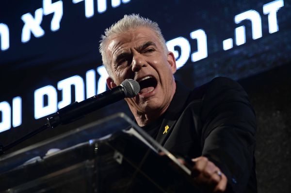 לפיד: נתניהו עם החיוך שלו, מוכר את הלוחמים