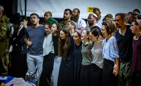 לא ישברו אותנו: צפו בשירה בסיום הלוויית אילון ויס הי"ד