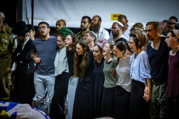 לא ישברו אותנו: צפו בשירה בסיום הלוויית אילון ויס הי"ד