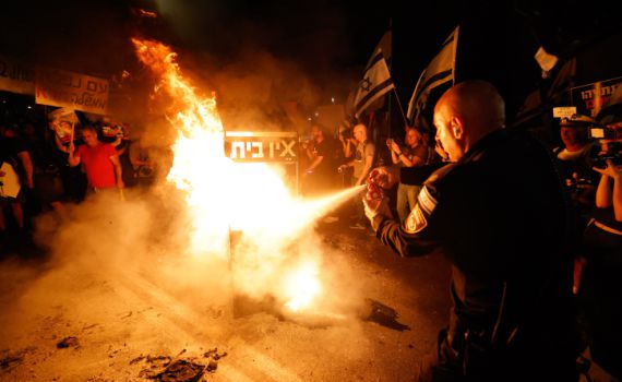 מדורות ופריצת מחסומים בהפגנה מול בית ראש הממשלה