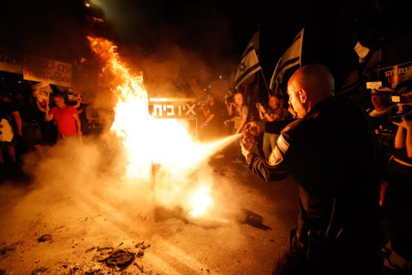 מדורות ופריצת מחסומים בהפגנה מול בית ראש הממשלה