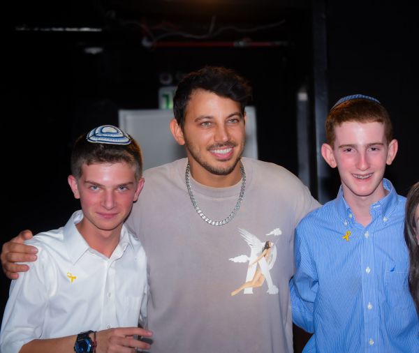 "שרק תחייך": האמנים למען בריאות הנפש בקרב בני נוער