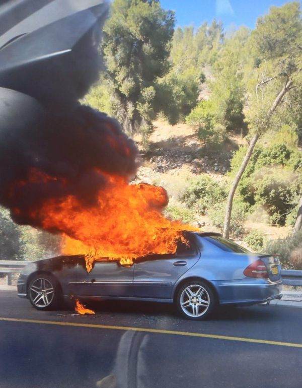 רכב בוער באש בכביש 1: שיבושי תנועה קשים