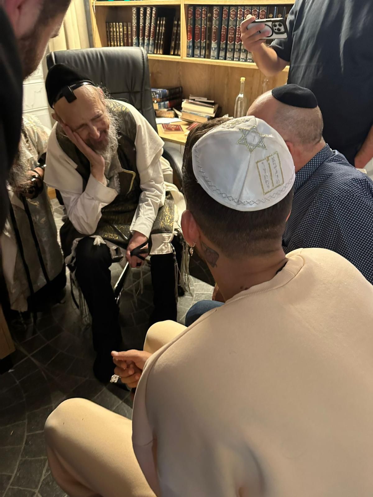 מתקרב לדת? הזמר נצפה בביתו של המקובל מטבריה