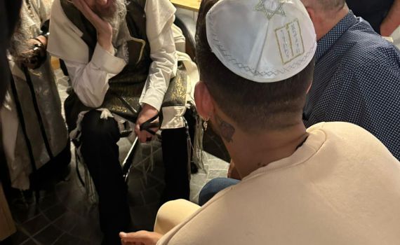 מתקרב לדת? הזמר נצפה בביתו של המקובל מטבריה