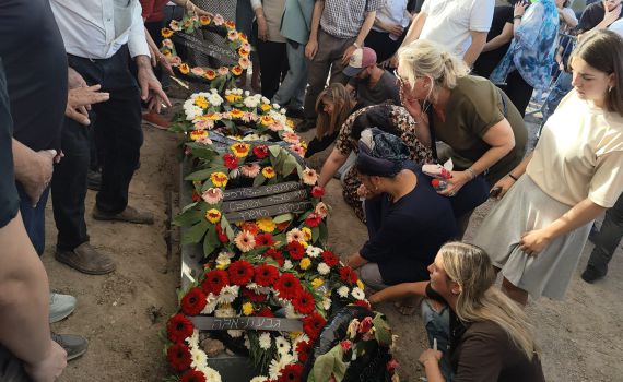 צפו: בניו של דוד לוי אומרים קדיש לזכרו בהלוויה