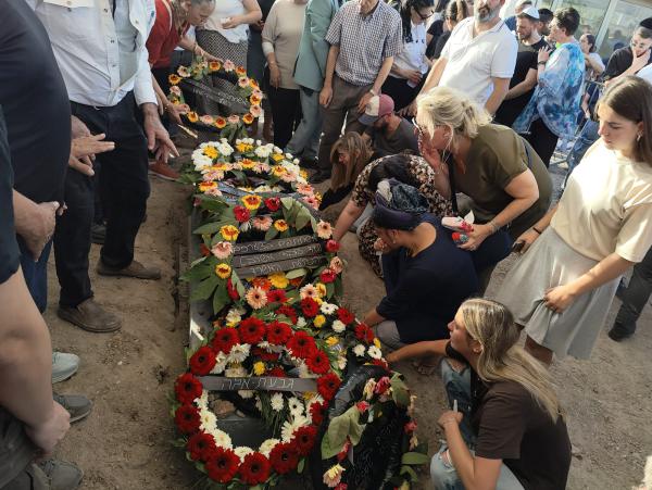 צפו: בניו של דוד לוי אומרים קדיש לזכרו בהלוויה