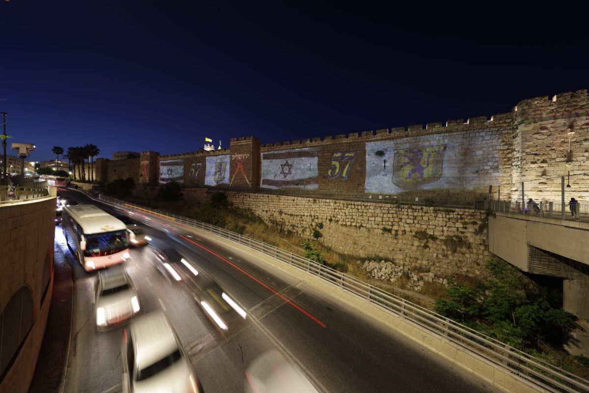 לכבוד יום ירושלים: סמלי העיר הוארו בדגלי ישראל