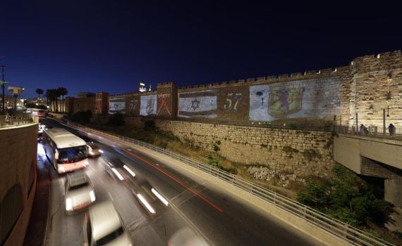 לכבוד יום ירושלים: סמלי העיר הוארו בדגלי ישראל