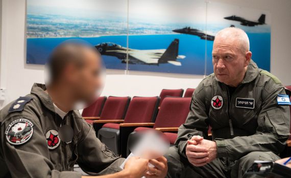 גלנט: כל משא ומתן מול חמאס יתנהל רק תחת אש