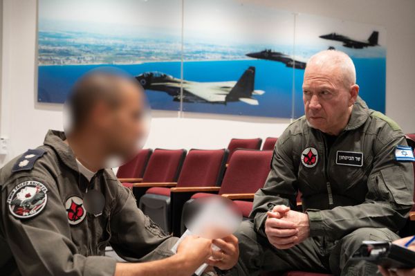 גלנט: כל משא ומתן מול חמאס יתנהל רק תחת אש