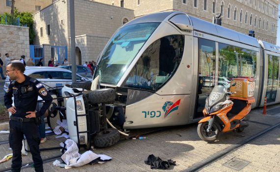 תאונה חריגה: גבר נפגע מהרכבת הקלה, מצבו קשה