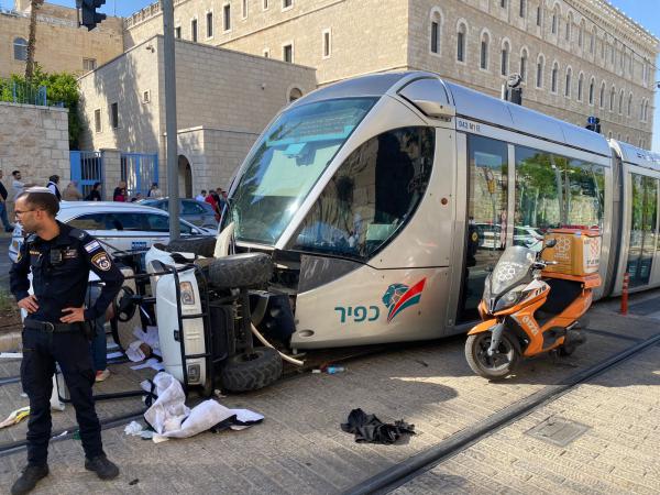תאונה חריגה: גבר נפגע מהרכבת הקלה, מצבו קשה