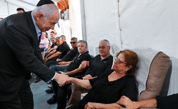 נתניהו הגיע לניחום אבלים אצל משפחתו של דוד לוי