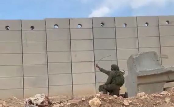 חוזרים לימי הביניים: חיילים יורים בחץ וקשת לעבר לבנון