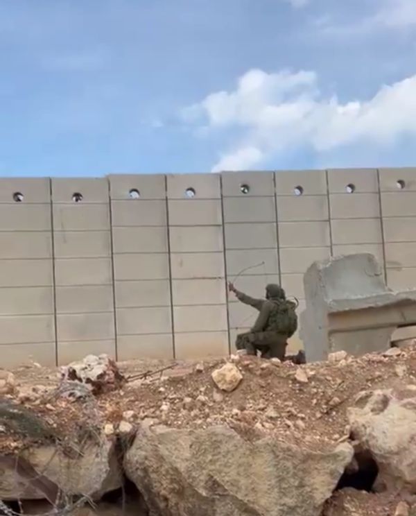 חוזרים לימי הביניים: חיילים יורים בחץ וקשת לעבר לבנון