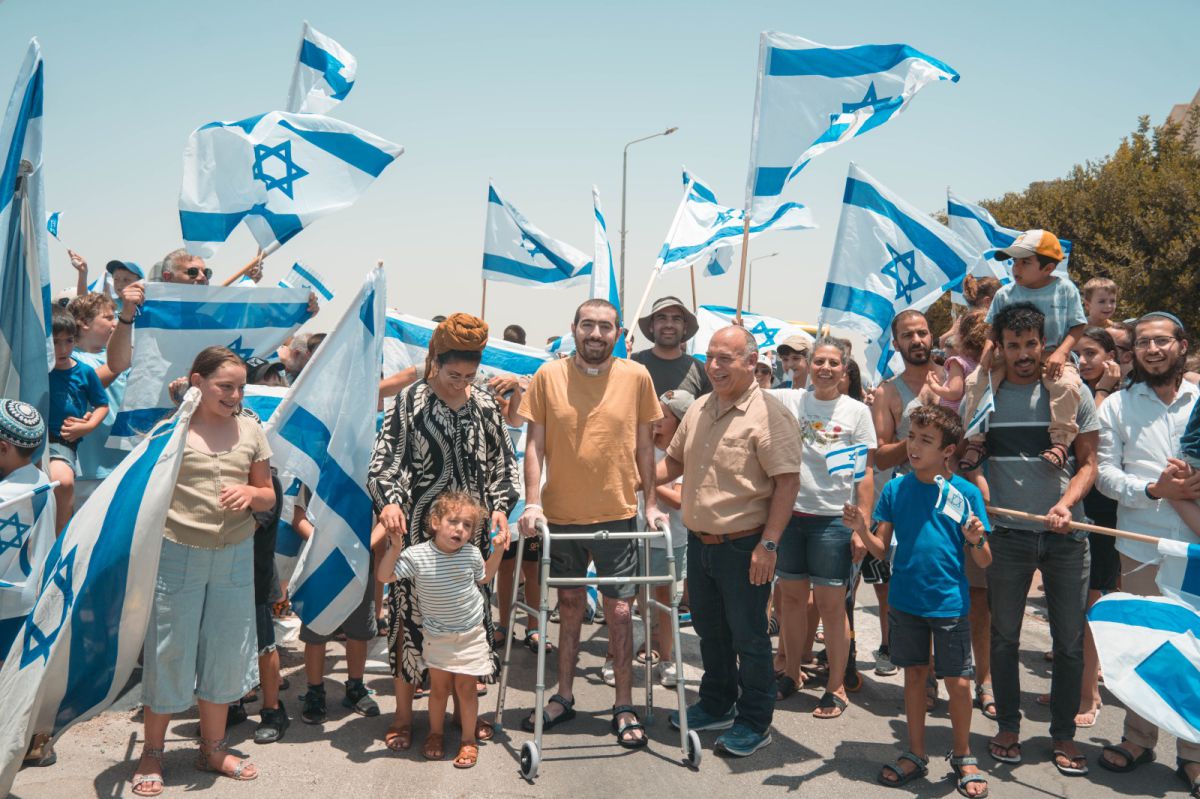 בתרועות ובדגלים: כך התקבל לוחם שנפצע מנ"ט והשתחרר לביתו