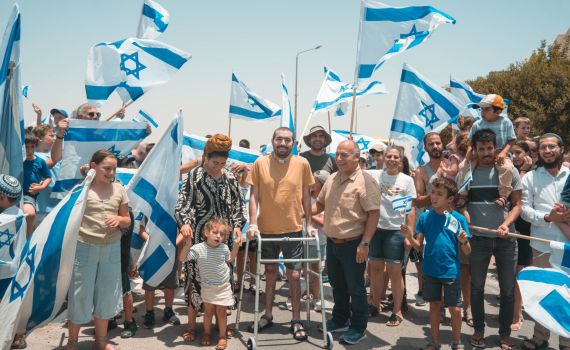 בתרועות ובדגלים: כך התקבל לוחם שנפצע מנ"ט והשתחרר לביתו