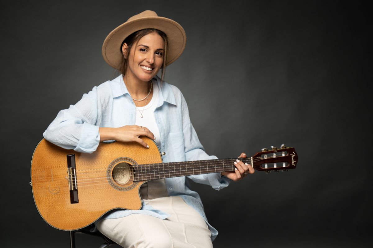 מנגנת בלי תווים: המוזיקאית שממציאה מחדש את שירי הילדים